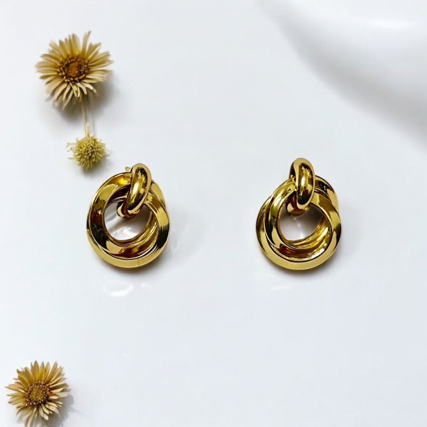 Golden intertwined circle earrings