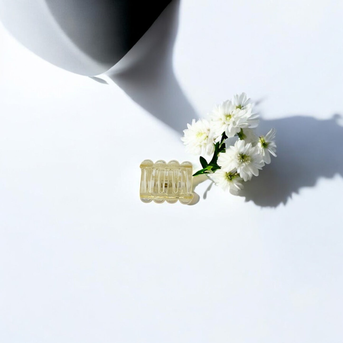 Pearl-Adorned Claw Clip - Shine Bright