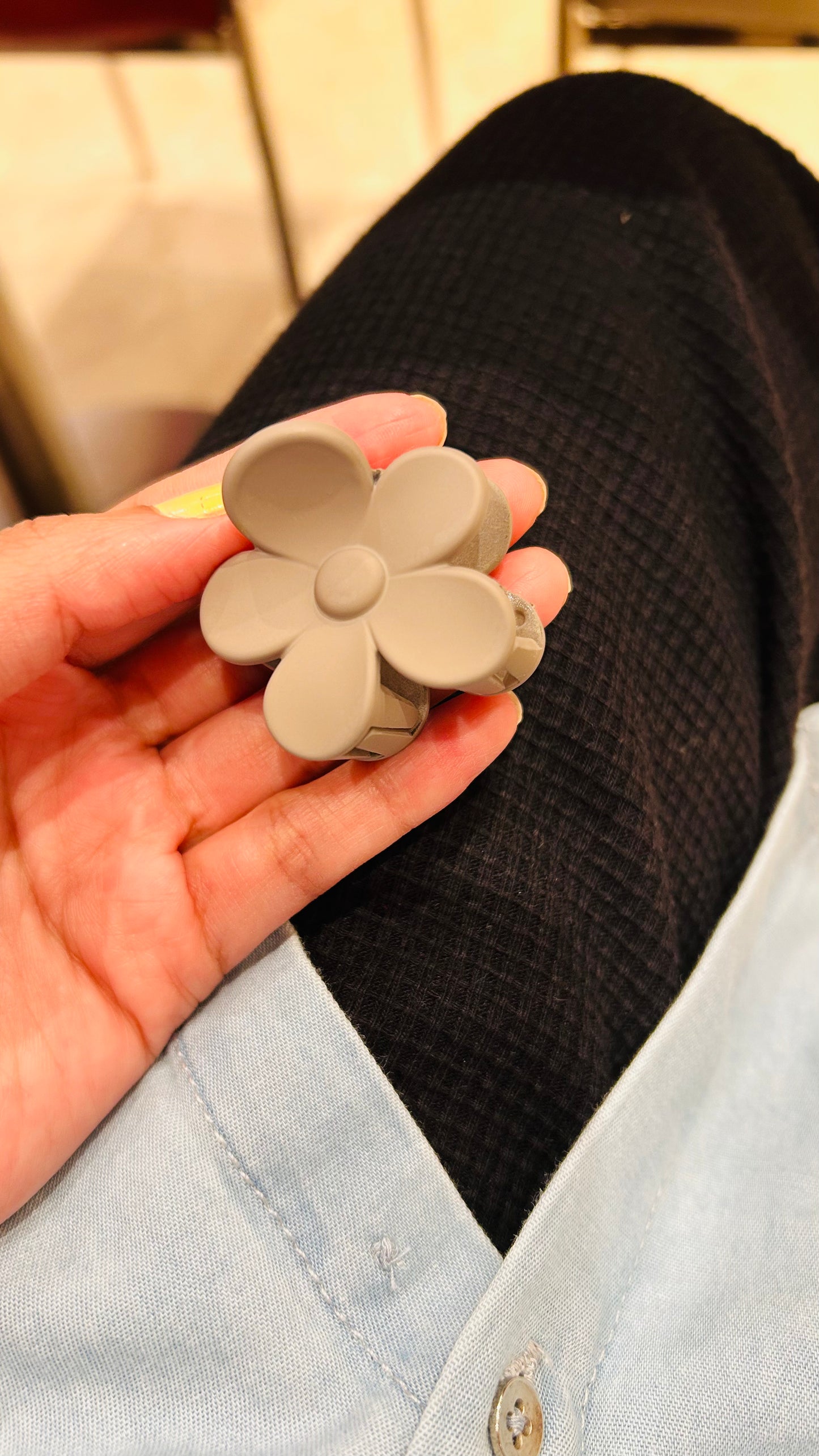 Elegant Matte Flower Claw Clip – Chic & Minimalist Hair Accessory