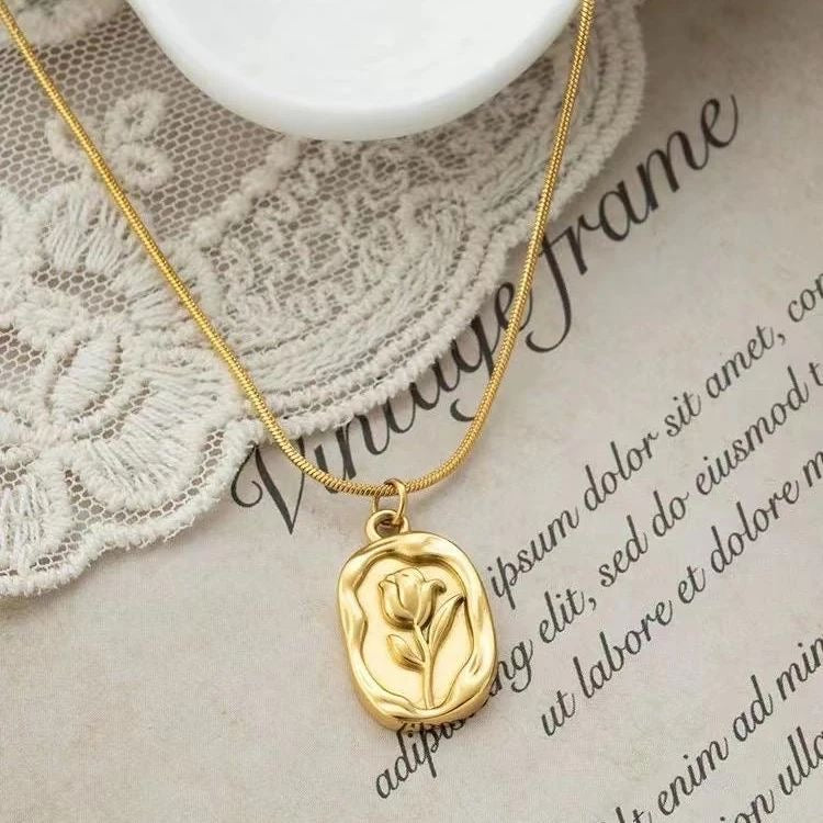 Golden Bloom Anti-Tarnish Pendant Necklace – A Timeless Elegance for Every Woman