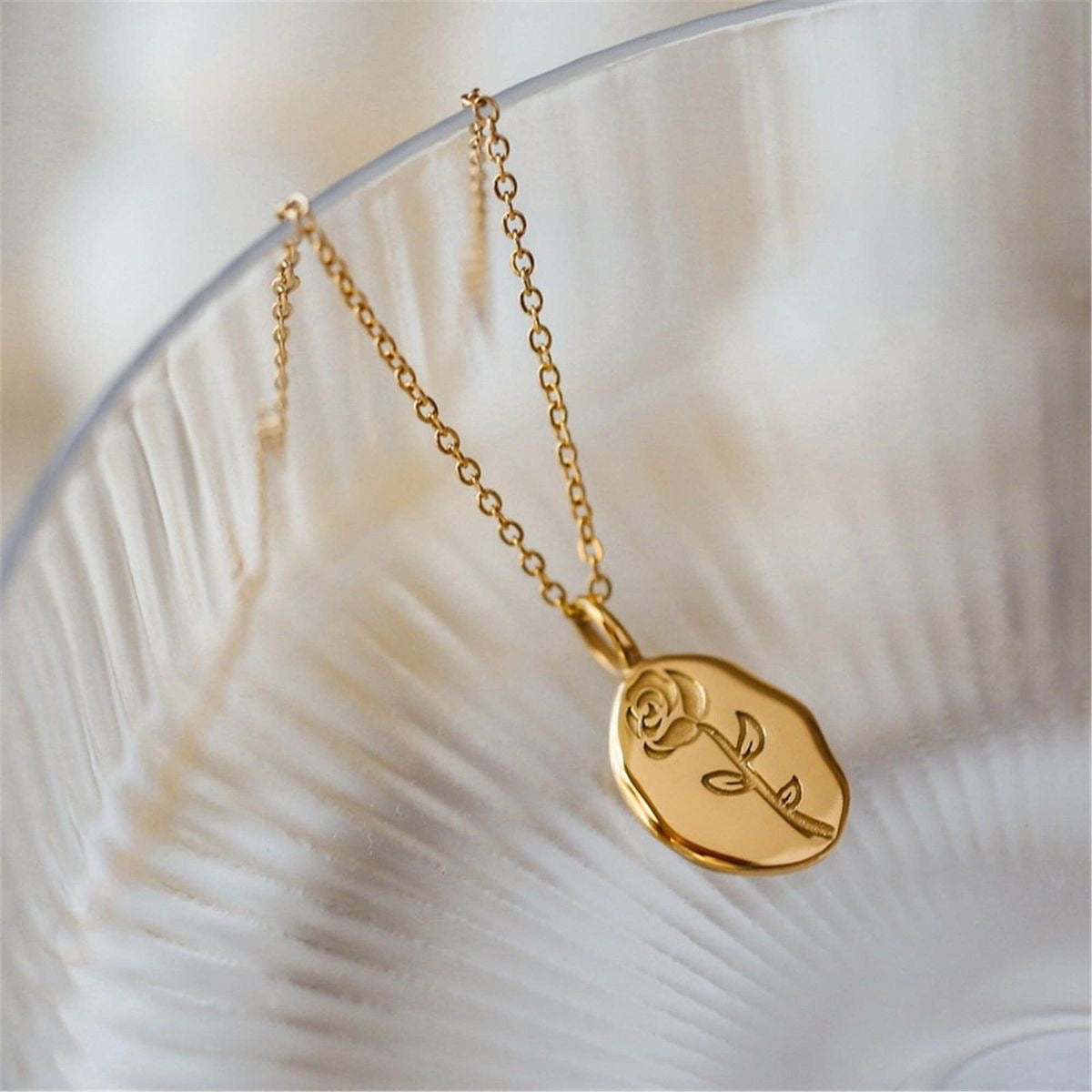 Golden Bloom Anti-Tarnish Pendant Necklace – A Timeless Elegance for Every Woman