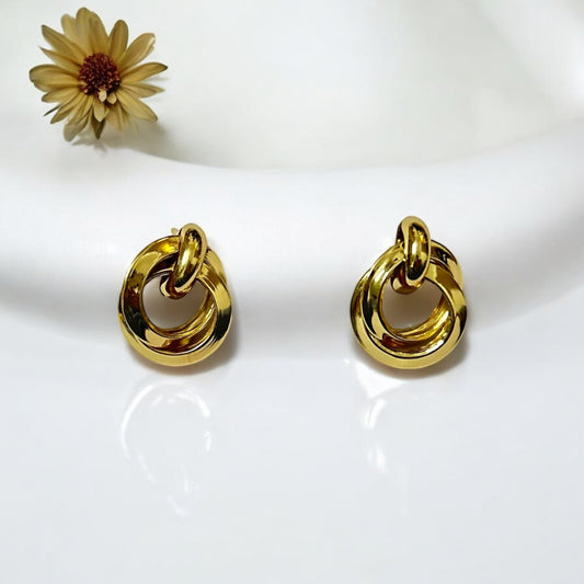 Golden intertwined circle earrings