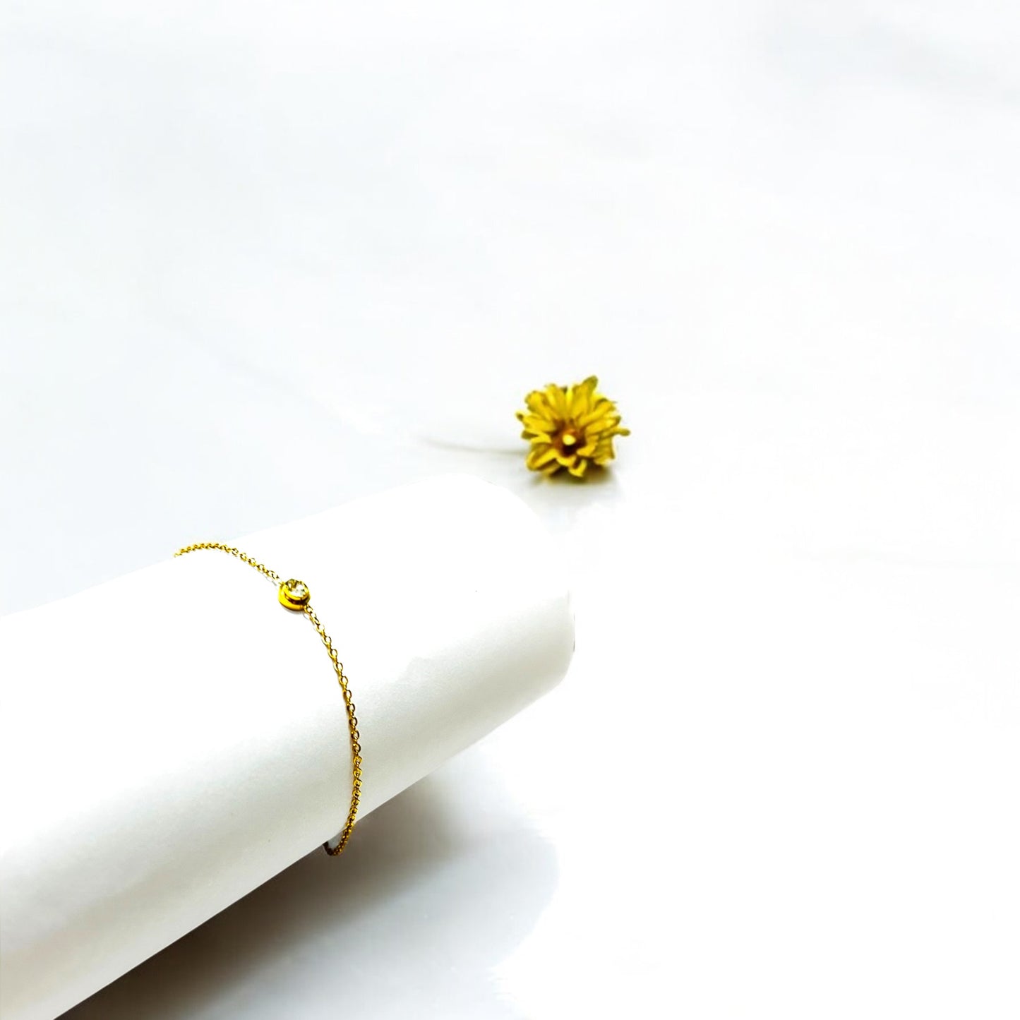 Vintage-Inspired Gold-Tone Bracelet with Solitaire Stone - Anti Tarnish