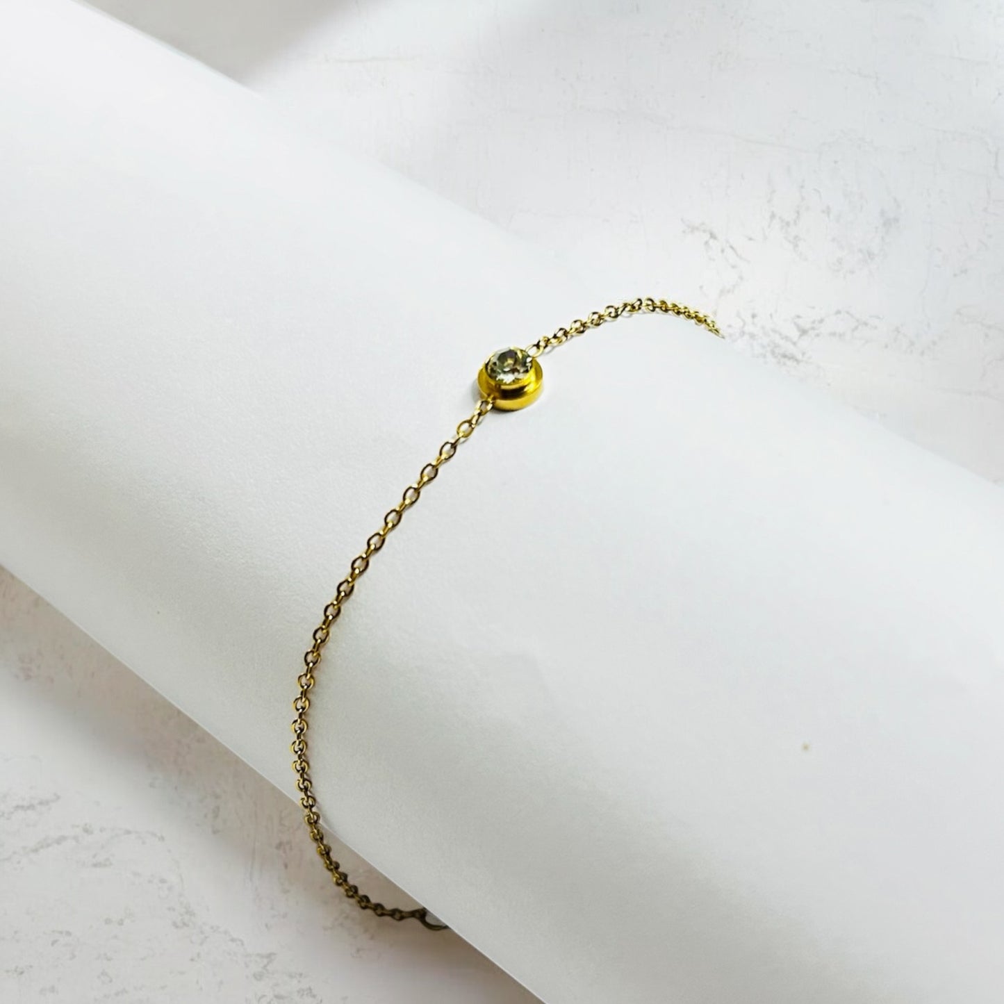 Vintage-Inspired Gold-Tone Bracelet with Solitaire Stone - Anti Tarnish