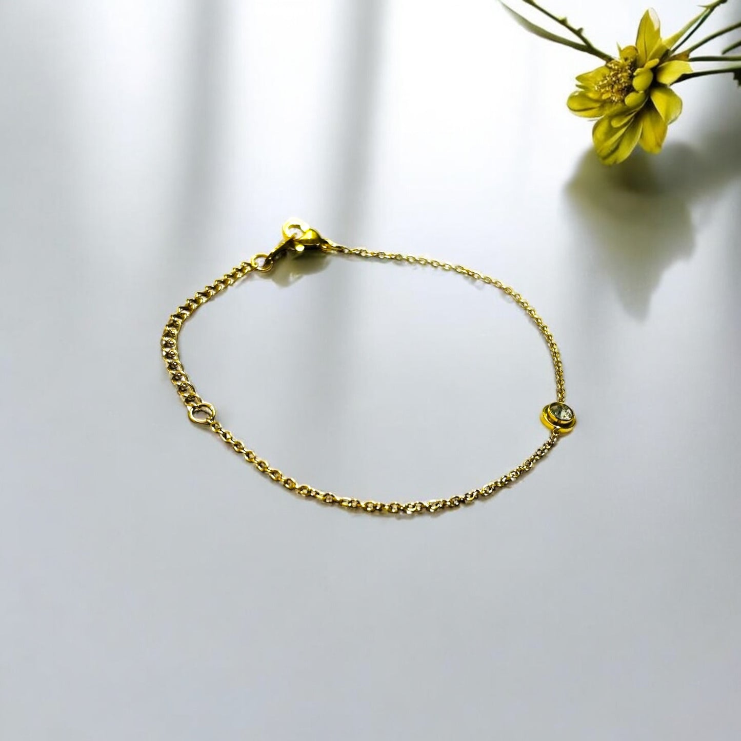 Vintage-Inspired Gold-Tone Bracelet with Solitaire Stone - Anti Tarnish